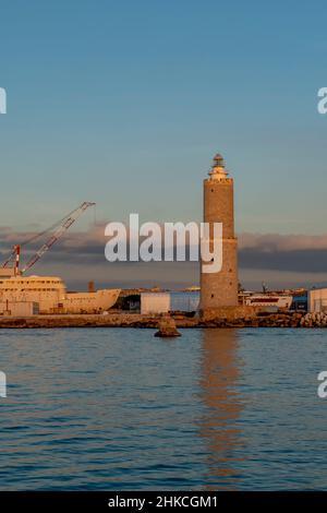 L'antico faro del porto di Livorno, al tramonto Foto Stock