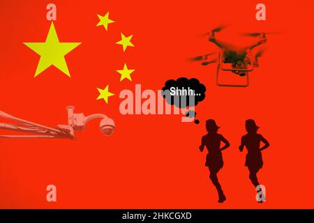 Drone, telecamera CCTV e atleti sulla bandiera della Cina. Libertà di parola, censura, controllo dello stato, atleti... concetto Foto Stock
