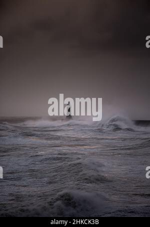 I venti della forza della balla da Storm Arwen causano le onde giganti per battere il faro e il molo nord che sorvegliano la bocca del Tyne a Tynemouth, Inghilterra Foto Stock