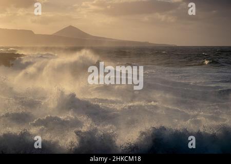 Stagcape con grandi onde a El Puertillo al tramonto. Arucas. Gran Canaria Foto Stock