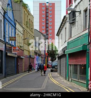 Negozi con chiusura a Dunluce Street, Larne, County Antrim. Foto Stock