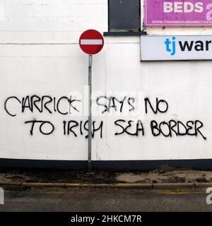 Graffiti di Carrickfergus relativo al protocollo dell'Irlanda del Nord Foto Stock