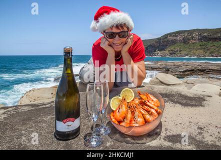 Pranzo di natale con gamberi e vino frizzante a Little Beach, Bouddi National Park, Central Coast, New South Wales, Australia Foto Stock