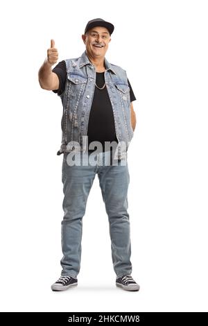 Ritratto a tutta lunghezza di un uomo maturo alla moda che mostra i pollici isolati su sfondo bianco Foto Stock
