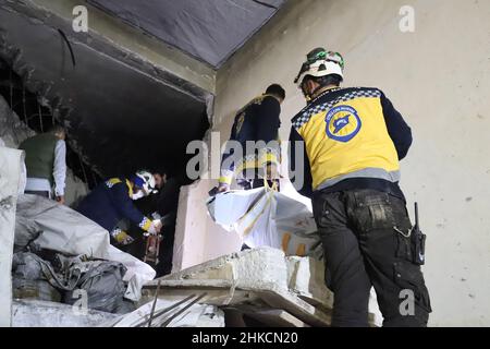 Idlib, Siria. 03rd Feb 2022. La gente controlla una casa distrutta dopo un'operazione da parte dell'esercito degli Stati Uniti nel villaggio siriano di Atmeh, nella provincia di Idlib, Siria, Giovedi, Febbraio. 3, 2022. Le forze speciali degli Stati Uniti hanno effettuato ciò che il Pentagono ha detto è stato un successo, su larga scala controterrorismo raid in Siria nord-occidentale all'inizio di Giovedi. Il presidente Joe Biden ha detto il 03 febbraio che un raid statunitense in Siria ha ucciso Abu Ibrahim al-Hashimi al-Qurayshi - il leader dell'Isis. Foto di Abdulaziz KETAZ/UPI Credit: UPI/Alamy Live News Foto Stock