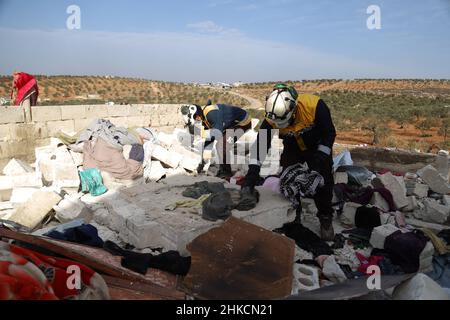 Idlib, Siria. 03rd Feb 2022. La gente controlla una casa distrutta dopo un'operazione da parte dell'esercito degli Stati Uniti nel villaggio siriano di Atmeh, nella provincia di Idlib, Siria, Giovedi, Febbraio. 3, 2022. Le forze speciali degli Stati Uniti hanno effettuato ciò che il Pentagono ha detto è stato un successo, su larga scala controterrorismo raid in Siria nord-occidentale all'inizio di Giovedi. Il presidente Joe Biden ha detto il 03 febbraio che un raid statunitense in Siria ha ucciso Abu Ibrahim al-Hashimi al-Qurayshi - il leader dell'Isis. Foto di Abdulaziz KETAZ/UPI Credit: UPI/Alamy Live News Foto Stock