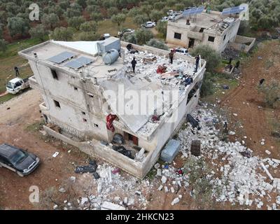 Idlib, Siria. 03rd Feb 2022. La gente controlla una casa distrutta dopo un'operazione da parte dell'esercito degli Stati Uniti nel villaggio siriano di Atmeh, nella provincia di Idlib, Siria, Giovedi, Febbraio. 3, 2022. Le forze speciali degli Stati Uniti hanno effettuato ciò che il Pentagono ha detto è stato un successo, su larga scala controterrorismo raid in Siria nord-occidentale all'inizio di Giovedi. Il presidente Joe Biden ha detto il 03 febbraio che un raid statunitense in Siria ha ucciso Abu Ibrahim al-Hashimi al-Qurayshi - il leader dell'Isis. Foto di Abdulaziz KETAZ/UPI Credit: UPI/Alamy Live News Foto Stock