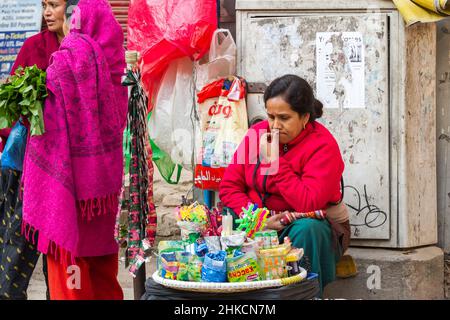 Kathmandu, Nepal - 17 novembre 2018: Donna vende giocattoli al mercato di strada a Kathmandu Foto Stock