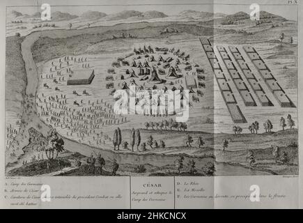 Guerre galliche (58 a.C.-50 a.C.). Cesare guidò le sue truppe attraverso il Reno nel 55 a.C. per una spedizione punitiva contro le tribù germaniche. Caesar sorprende e attacca il campo germanico accanto al Reno e alla Mosella. Incisione. 'Commentaires de Cesar avec des Notes historiques, critiques et militaires', di Conte Turpin de Crissé. Volume I. pubblicato a Montargis e venduto a Parigi, 1785. Foto Stock