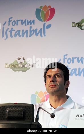 ISTANBUL, TURCHIA - 3 FEBBRAIO: Famoso calciatore portoghese Luis Figo ritratto il 3 febbraio 2012 a Istanbul, Turchia. Foto Stock
