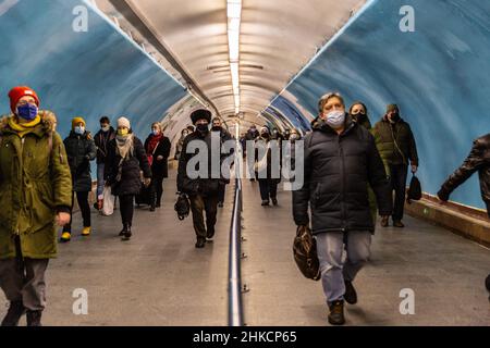 Kiev, Ucraina. 03rd Feb 2022. I pendolari camminano presso la trafficata Piazza Indipendenza (Maidan Nezalezhnosti), stazione della metropolitana nel centro di Kiev, Ucraina, il 3 febbraio 2022. I pendolari si adoperano come al solito e non sono scoraggiati dall'aumento della tensione con la Russia, poiché la Russia ha massacrato più di 100 mila soldati al confine ucraino e l'Occidente teme che l'Ucraina possa essere invasa. Il governo ucraino ha espresso preoccupazione per il fatto che la sua economia soffrirà a causa della crescente tensione. (Foto di Dominika Zarzycka/Sipa USA) Credit: Sipa USA/Alamy Live News Foto Stock