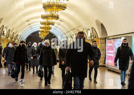 Kiev, Ucraina. 03rd Feb 2022. I pendolari camminano presso la trafficata stazione metropolitana Ploshcha Lva Tolstogo nel centro di Kiev, Ucraina, il 3 febbraio 2022. I pendolari si adoperano come al solito e non sono scoraggiati dall'aumento della tensione con la Russia, poiché la Russia ha massacrato più di 100 mila soldati al confine ucraino e l'Occidente teme che l'Ucraina possa essere invasa. Il governo ucraino ha espresso preoccupazione per il fatto che la sua economia soffrirà a causa della crescente tensione. (Foto di Dominika Zarzycka/Sipa USA) Credit: Sipa USA/Alamy Live News Foto Stock