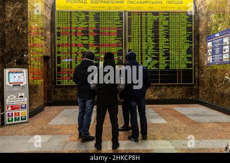 Kiev, Ucraina. 03rd Feb 2022. I pendolari leggono l'orario alla stazione ferroviaria principale nel centro di Kiev, Ucraina il 3 febbraio 2022. I pendolari si adoperano come al solito e non sono scoraggiati dall'aumento della tensione con la Russia, poiché la Russia ha massacrato più di 100 mila soldati al confine ucraino e l'Occidente teme che l'Ucraina possa essere invasa. Il governo ucraino ha espresso preoccupazione per il fatto che la sua economia soffrirà a causa della crescente tensione. (Foto di Dominika Zarzycka/Sipa USA) Credit: Sipa USA/Alamy Live News Foto Stock