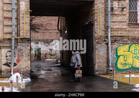 Kiev, Ucraina. 03rd Feb 2022. Una donna cammina su una strada nel centro di Kiev, Ucraina il 3 febbraio 2022. La vita quotidiana continua come al solito nonostante l'aumento della tensione con la Russia, mentre la Russia ha massacrato più di 100 mila soldati al confine ucraino e l'Occidente teme che l'Ucraina possa essere invasa. Il governo ucraino ha espresso preoccupazione per il fatto che la sua economia soffrirà a causa della crescente tensione. (Foto di Dominika Zarzycka/Sipa USA) Credit: Sipa USA/Alamy Live News Foto Stock