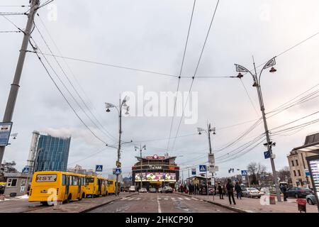 Kiev, Ucraina. 03rd Feb 2022. Street view a una fermata dell'autobus vicino alla stazione ferroviaria principale nel centro di Kiev, Ucraina il 3 febbraio 2022. La vita quotidiana continua come al solito nonostante l'aumento della tensione con la Russia, mentre la Russia ha massacrato più di 100 mila soldati al confine ucraino e l'Occidente teme che l'Ucraina possa essere invasa. Il governo ucraino ha espresso preoccupazione per il fatto che la sua economia soffrirà a causa della crescente tensione. (Foto di Dominika Zarzycka/Sipa USA) Credit: Sipa USA/Alamy Live News Foto Stock