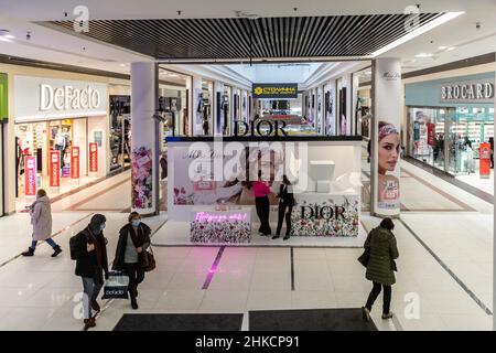 Kiev, Ucraina. 03rd Feb 2022. La gente cammina in un centro commerciale nel centro di Kiev, Ucraina il 3 febbraio 2022. La vita quotidiana continua come al solito nonostante l'aumento della tensione con la Russia, mentre la Russia ha massacrato più di 100 mila soldati al confine ucraino e l'Occidente teme che l'Ucraina possa essere invasa. Il governo ucraino ha espresso preoccupazione per il fatto che la sua economia soffrirà a causa della crescente tensione. (Foto di Dominika Zarzycka/Sipa USA) Credit: Sipa USA/Alamy Live News Foto Stock