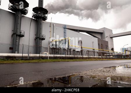 Berlino, Germania. 03rd Feb 2022. Il fumo sorge dai camini dello stabilimento di cogenerazione Reuter West di Vattenfall. Per quanto riguarda la protezione del clima, i berlinesi devono avere più voce in capitolo. A tal fine viene istituito un consiglio per il clima dei cittadini. Credit: Carsten Koall/dpa/Alamy Live News Foto Stock