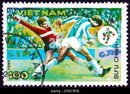 VIETNAM - CIRCA 1990: Un francobollo stampato in Vietnam mostra i giocatori di calcio in azione, 1990 Mondiali di calcio, Italia, circa 1990 Foto Stock