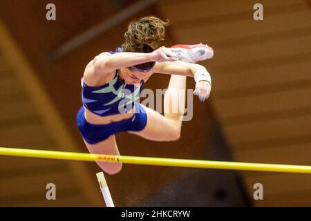 Ostrava, Repubblica Ceca. 03rd Feb 2022. Iryna Zhuk della Bielorussia compete nella pole vault femminile durante il meeting di atletica del Ceco Indoor Gala a Ostrava, Repubblica Ceca, 3 febbraio 2022. Credit: Vladimir Prycek/CTK Photo/Alamy Live News Foto Stock