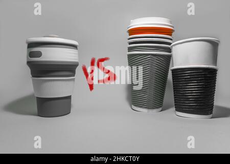 Tazza da caffè riutilizzabile vs tazze da caffè usa e getta in carta. Consumo consapevole. Cura dell'ambiente. Foto Stock