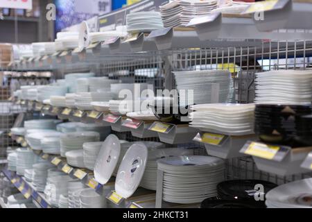 Chisinau, Moldavia - 23 gennaio 2022 utensili da cucina, stoviglie e articoli di vari produttori sugli scaffali di Metro Cash Carry Foto Stock