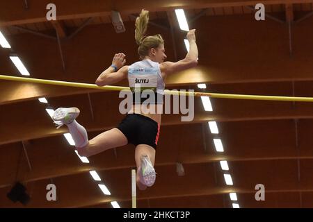 Ostrava, Repubblica Ceca. 03rd Feb 2022. Tina Sutej della Slovenia compete nella pole vault femminile durante il meeting di atletica del Ceco Indoor Gala a Ostrava, Repubblica Ceca, 3 febbraio 2022. Credit: Jaroslav Ozana/CTK Photo/Alamy Live News Foto Stock