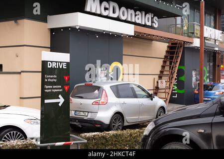 Chisinau, Moldavia - 23 gennaio 2022: McDonald's Drive. Le auto si allineano su McDonald's Drive. Catering durante la pandemia del covid-19. Foto Stock