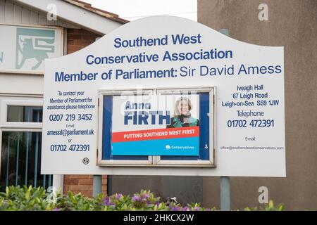 LEIGH-ON-SEA, 3 FEBBRAIO 2O22, i residenti di Southend West arrivano a votare in un seggio elettorale nelle elezioni locali per sostituire il deputato assassinato Sir David Amess giovedì 3rd febbraio 2022. (Credit: Lucy North | MI News) Credit: MI News & Sport /Alamy Live News Foto Stock