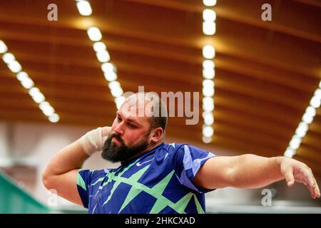 Ostrava, Repubblica Ceca. 03rd Feb 2022. Michal Haratyk di Polonia compete nel colpo degli uomini messo durante l'incontro di atletica del gala indoor ceco a Ostrava, Repubblica Ceca, 3 febbraio 2022. Credit: Vladimir Prycek/CTK Photo/Alamy Live News Foto Stock