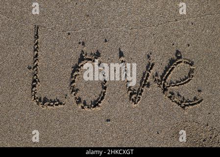 La parola 'Amore' scritta nella sabbia su una spiaggia a Cipro Foto Stock