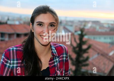 ISTANBUL, TURCHIA - GENNAIO 23: Famoso giocatore di pallavolo turco Naz Aydemir ritratto il 23 gennaio 2013 a Istanbul, Turchia. Naz Aydemir gioca come squadra nazionale di pallavolo femminile della Turchia. Foto Stock