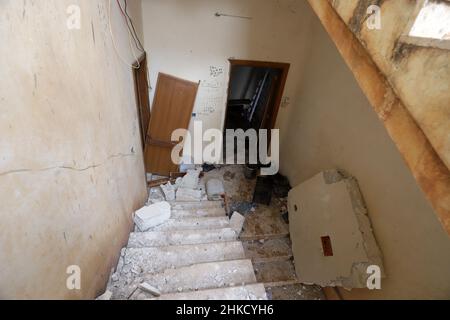 Idlib, Siria. 03rd Feb 2022. Una casa danneggiata è vista dopo una presunta operazione antiterrorismo da parte delle forze speciali statunitensi al mattino presto nel villaggio di Atma nella campagna settentrionale di Idlib, Siria. Giovedì, febbraio. 3, 2022. Le forze speciali degli Stati Uniti hanno effettuato ciò che il Pentagono ha detto è stato un successo, su larga scala controterrorismo raid in Siria nord-occidentale all'inizio di Giovedi. Il presidente Joe Biden ha detto il 03 febbraio che un raid statunitense in Siria ha ucciso Abu Ibrahim al-Hashimi al-Qurayshi - il leader dell'Isis. Foto di Abdulaziz KETAZ/UPI Credit: UPI/Alamy Live News Foto Stock