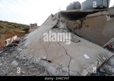 Idlib, Siria. 03rd Feb 2022. Una casa danneggiata è vista dopo una presunta operazione antiterrorismo da parte delle forze speciali statunitensi al mattino presto nel villaggio di Atma nella campagna settentrionale di Idlib, Siria. Giovedì, febbraio. 3, 2022. Le forze speciali degli Stati Uniti hanno effettuato ciò che il Pentagono ha detto è stato un successo, su larga scala controterrorismo raid in Siria nord-occidentale all'inizio di Giovedi. Il presidente Joe Biden ha detto il 03 febbraio che un raid statunitense in Siria ha ucciso Abu Ibrahim al-Hashimi al-Qurayshi - il leader dell'Isis. Foto di Abdulaziz KETAZ/UPI Credit: UPI/Alamy Live News Foto Stock