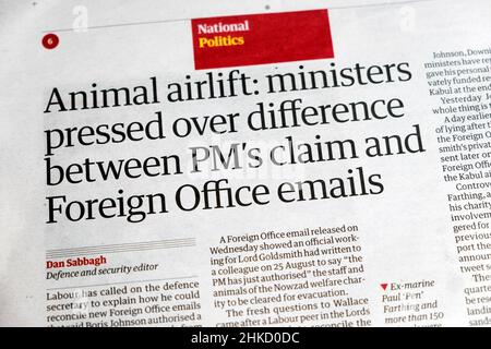 "Animal Airlift: ministers pressed over difference between PM's claim and Foreign Office emails", giornale Guardian, titolo del 28 gennaio 2022 Regno Unito Foto Stock