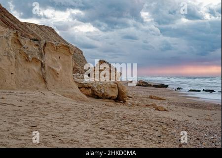 Splendida vista al tramonto dalla spiaggia di Argaman a Netanya in Israele. Foto Stock