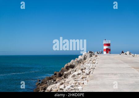 Vista sul mare e faro sulla cima delle rocce a Nazare Foto Stock