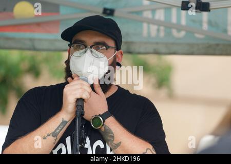 Un uomo parla alla folla durante il rally al Queens Gardens.i manifestanti hanno preso per le strade di Brisbane, Queensland, Australia il 26th gennaio, il giorno dell'Australia (spesso indicato come giorno dell'invasione): Una data sinonimo dell'inizio della persecuzione del popolo aborigeno per chiedere un'azione su questioni importanti per il popolo delle prime Nazioni e per un riconoscimento adeguato dei crimini perpetrati storicamente contro di loro. Molti anziani parlavano ai Queens Gardens prima che la folla marciasse attraverso la città e sul ponte per il Musgrave Park a South Brisbane. (Foto di Joshua Prieto/SOPA Images/Sipa Foto Stock