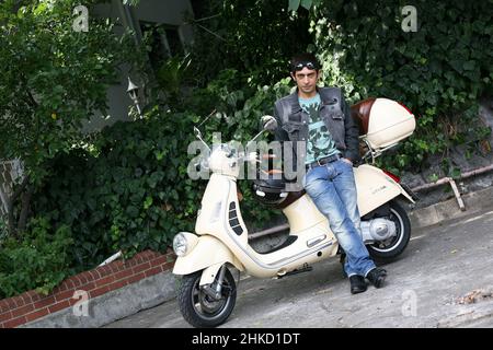 ISTANBUL, TURCHIA – 7 AGOSTO: Famoso attore turco, thespian, talk show host, comico e fotografo Okan Bayulgen il 7 agosto 2009 a Istanbul, Turchia. Foto Stock