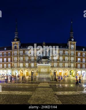 Statua di Filippo III a Plaza Mayor a Madrid in una bella notte estiva, Spagna Foto Stock