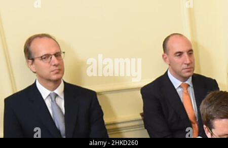 Foto del fascicolo del 17/09/21 di (indietro, da sinistra a destra) Martin Reynolds, il segretario privato principale del primo Ministro (a sinistra) e Dan Rosenfield, il capo dello staff del primo Ministro (a destra), che hanno partecipato ad una riunione del Gabinetto nel 10 Downing Street, Londra, hanno entrambi dimesso, secondo i rapporti. Data di emissione: Giovedì 3 febbraio 2022. Foto Stock