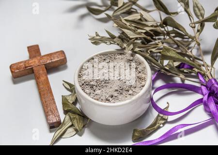 ciotola con ceneri e ramo di olive. concetto di mercoledì delle ceneri Foto Stock