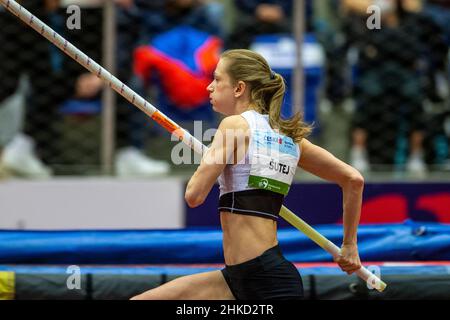 Ostrava, Repubblica Ceca. 03rd Feb 2022. Tina Sutej della Slovenia compete nella pole vault femminile durante il meeting di atletica del Ceco Indoor Gala a Ostrava, Repubblica Ceca, 3 febbraio 2022. Credit: Vladimir Prycek/CTK Photo/Alamy Live News Foto Stock