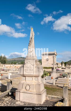 ramo di laurel sul simbolo egizio di un obelisco, cimitero di Llucmajor, Maiorca, Isole Baleari, Spagna Foto Stock