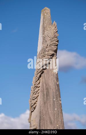 ramo di laurel sul simbolo egizio di un obelisco, cimitero di Llucmajor, Maiorca, Isole Baleari, Spagna Foto Stock