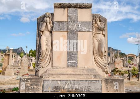 Donna che piange, tomba della famiglia Mut Tomas, cimitero di Llucmajor, Maiorca, Isole Baleari, Spagna Foto Stock