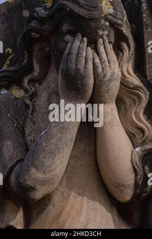 Donna che piange, tomba della famiglia Mut Tomas, cimitero di Llucmajor, Maiorca, Isole Baleari, Spagna Foto Stock