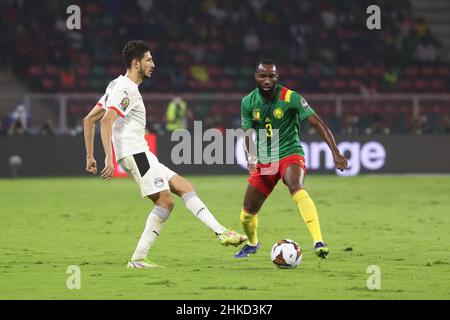 CAMERUN, Yaounde, 03 Febbraio 2022 - Nicolas Moumi Ngamaleu del Camerun e Ahmed El Fotouh d'Egitto durante l'Africa Cup of Nations disputano la semifinale tra Camerun ed Egitto a Stade d'Olembe, Yaounde, Camerun, 03/02/2022/ Foto di SF Credit: Sebo47/Alamy Live News Foto Stock