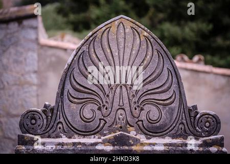 Lettera alfa decorata, simbolo dell'inizio, cimitero di Valldemossa, Maiorca, Isole Baleari, Spagna Foto Stock