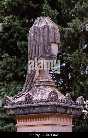 Urna velata, simbolo dell'ultima divisione tra la vita e la morte, 1815, cimitero di Valldemossa, Maiorca, Isole Baleari, Spagna Foto Stock