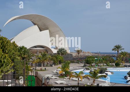 Konzerthalle Auditorio de Tenerife, vorne der Parque Marítimo César Manrique, Santa Cruz de Tenerife, Teneriffa, Kanarische Inseln, Spanien Foto Stock